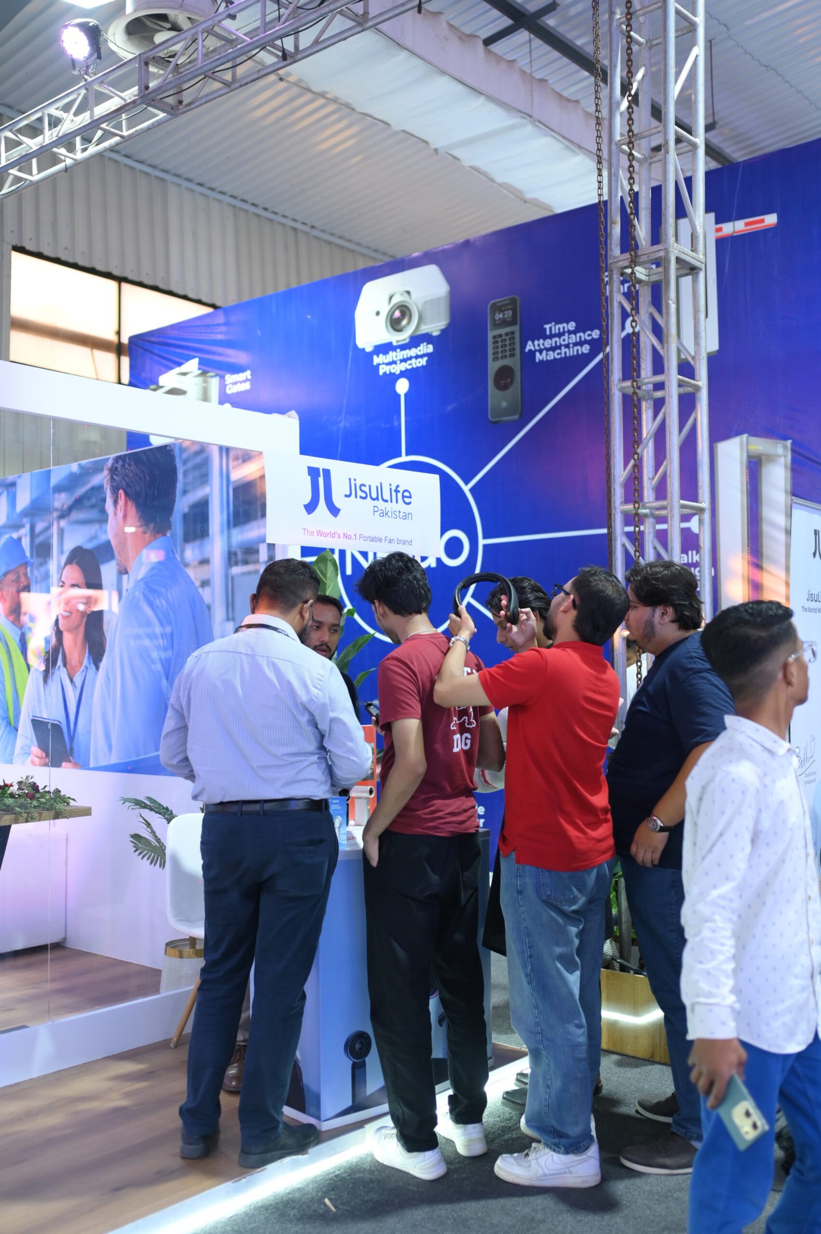 JISULIFE at ITCN Asia 2026, Expo Centre Karachi — Trying the JISULIFE neck fan